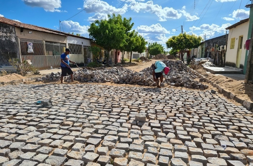 Prefeitura de Sousa intensifica trabalho de pavimentação de ruas no bairro Jardim Sorrilândia II